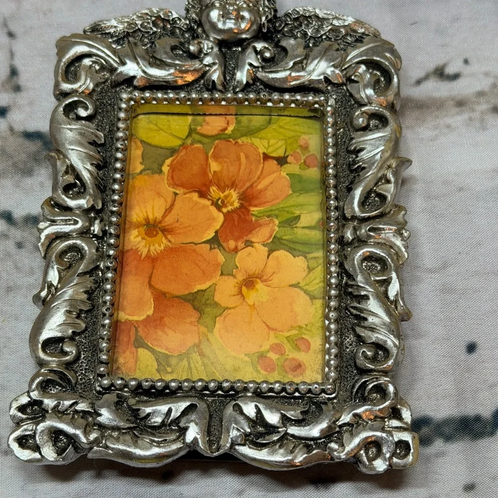 Ornate Silver‎ Picture Frame with scrolling Art cherub detail 3x5”